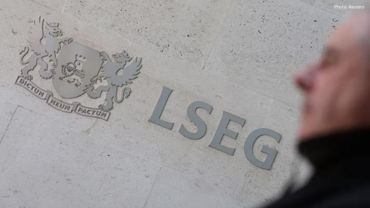 FTSE 100 Surpasses 10,000 Milestone as Global Investor Confidence Soars in 2026
