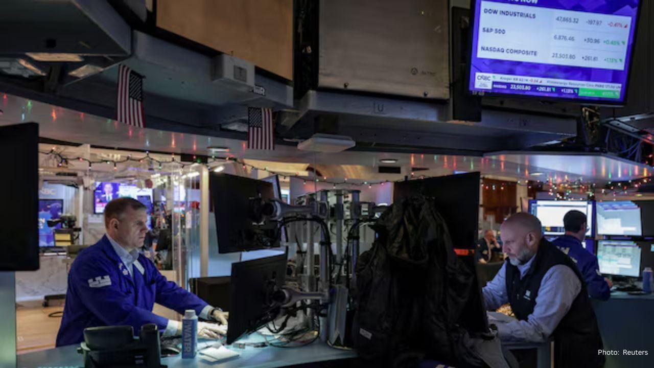 US Futures Climb as Oil Sector Reacts to Venezuela Developments