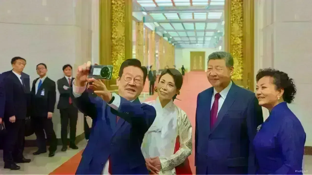 South Korean President Lee Jae Myung's Selfie with Xi Jinping Goes Viral