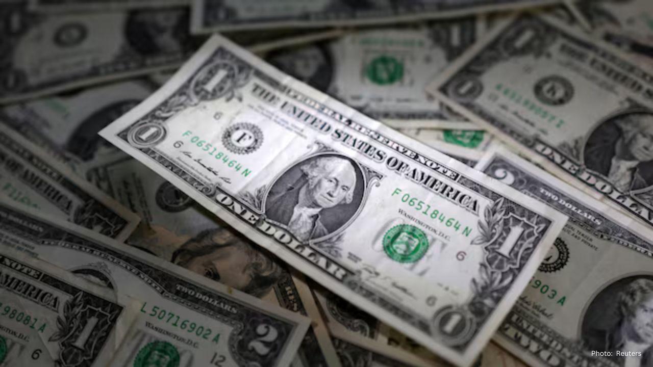U.S. Dollar Declines Amid Eased Venezuela Tensions and Fed Insights