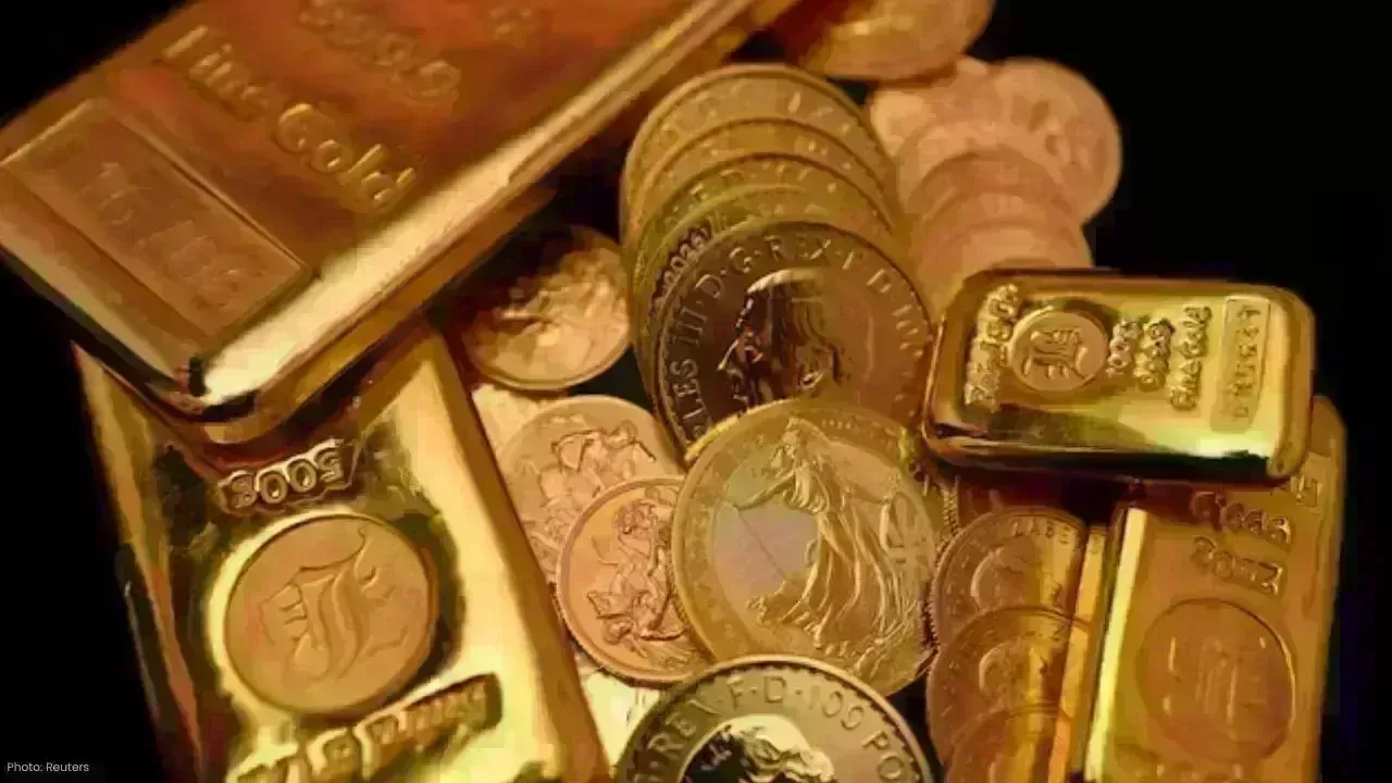 Gold Prices Decline Amid Strong Dollar and Futures Dynamics