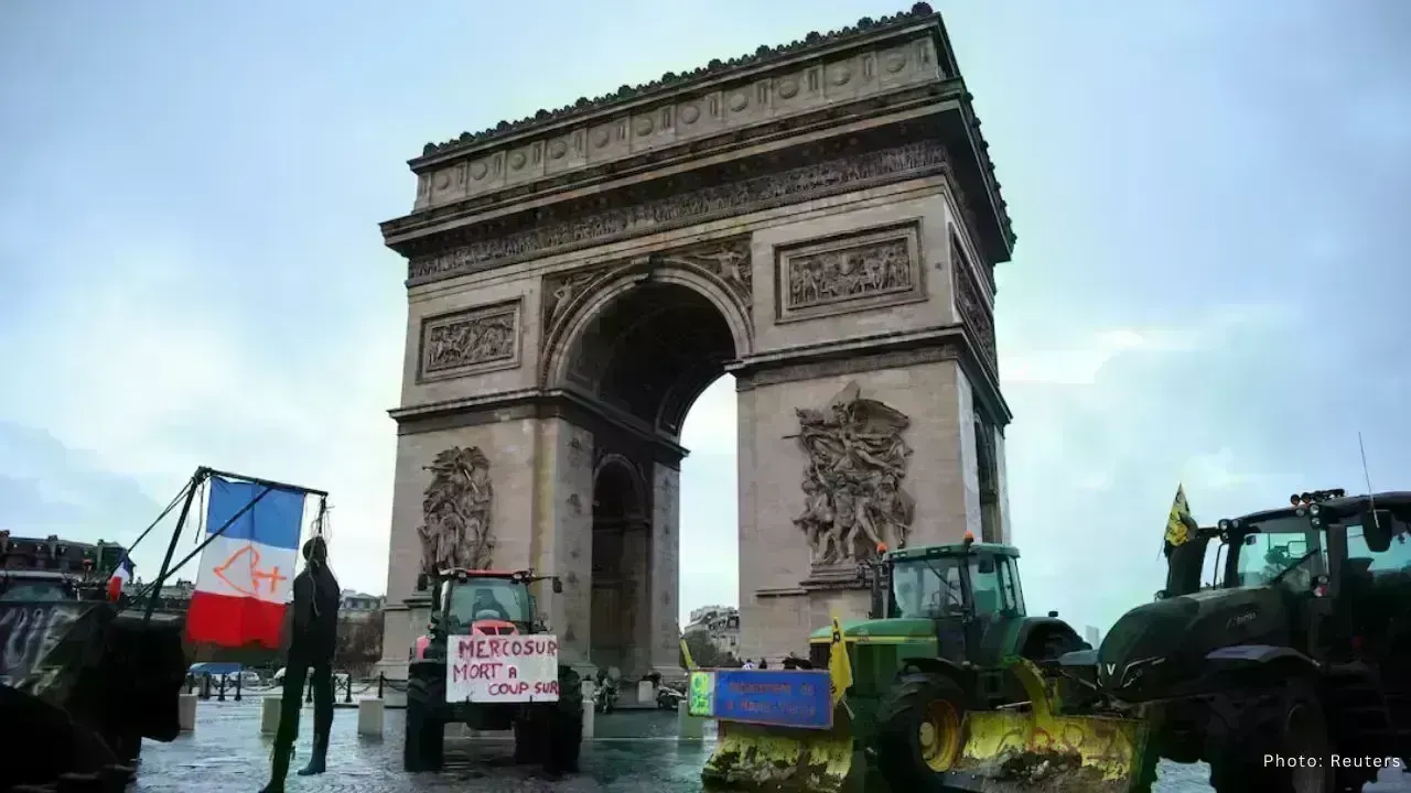Farmers Block Roads in Paris Against EU–Mercosur Trade Agreement
