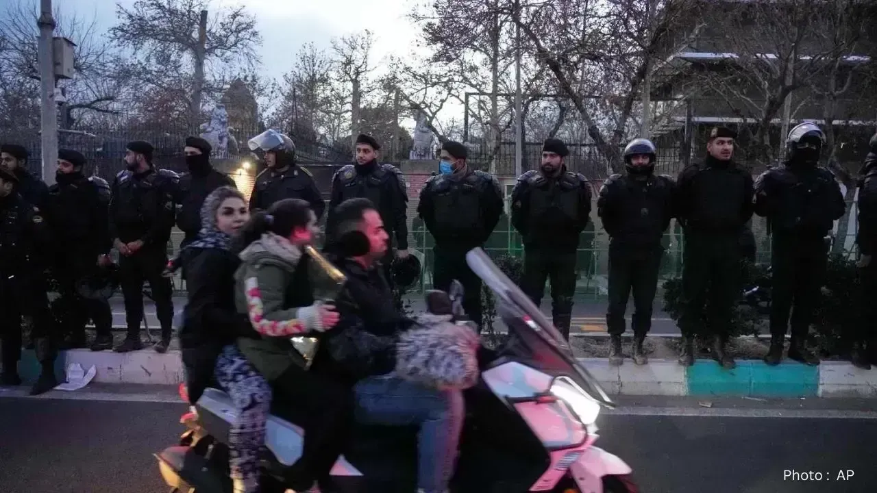 Iran Suspends Airspace as US Tensions and Protests Escalate
