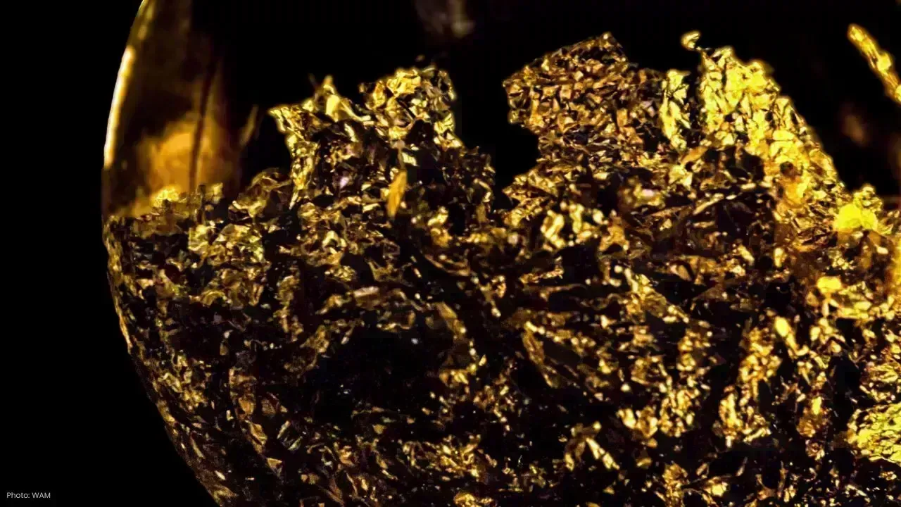 Gold Prices Decline 1% While Dollar Gains Strength