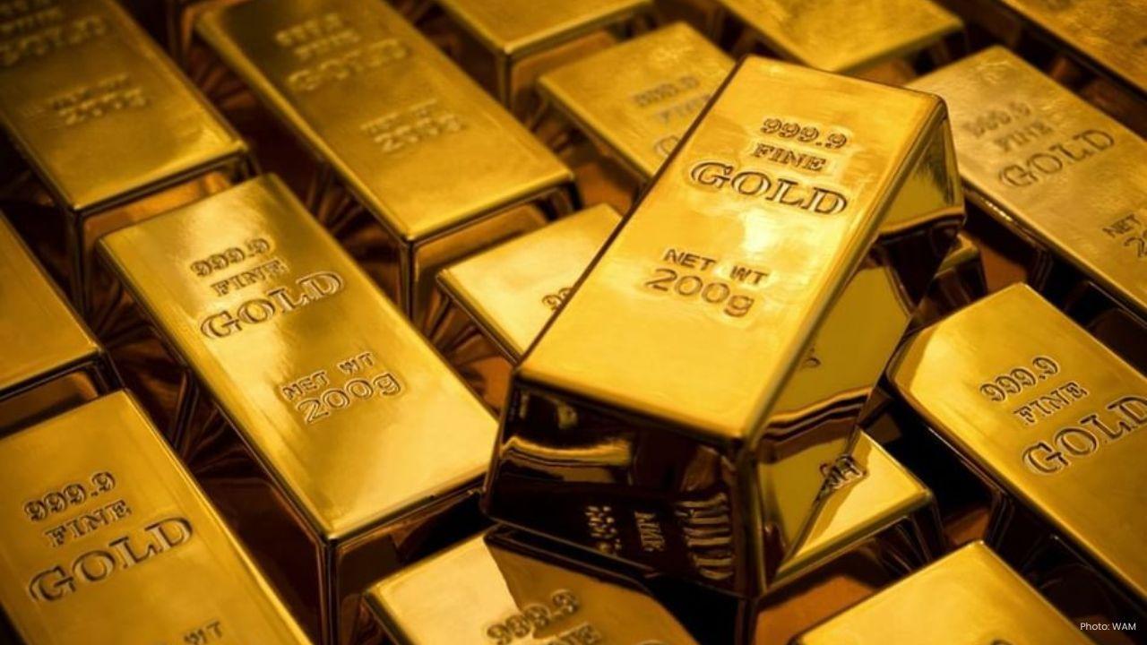 Gold Falls After Early Gains Amid Stronger US Dollar