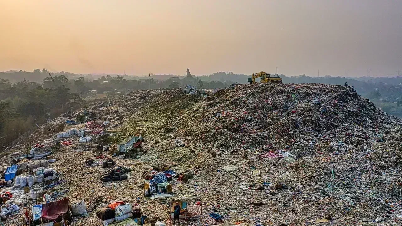 Waste Management Crisis Strikes Kramat Jati Market in East Jakarta
