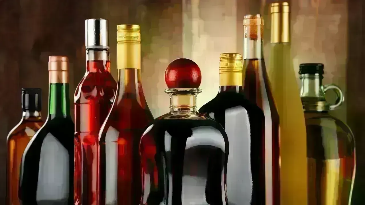 Sohar Authorities Confiscate Tobacco and Alcohol Stockpile