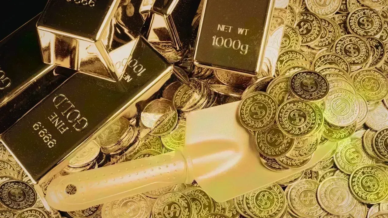 Gold Prices Climb in Asia Amidst Dollar Decline