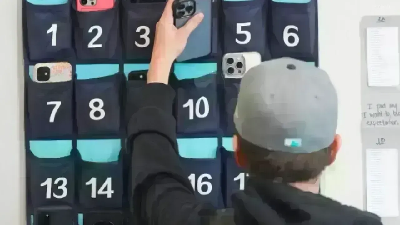 Ontario Mulls Stricter Cellphone and Social Media Regulations in Schools