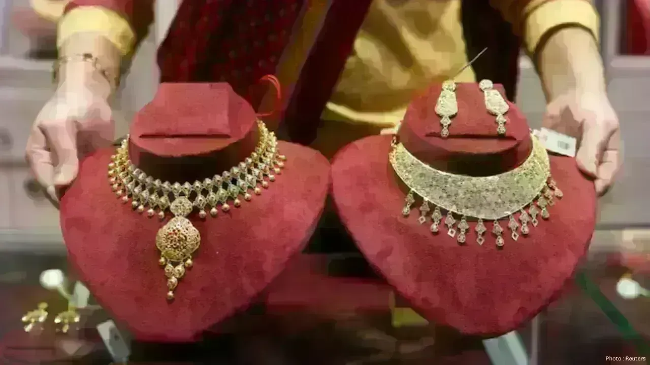 Gold Prices Edge Up from Monthly Low Amid Inflation Concerns