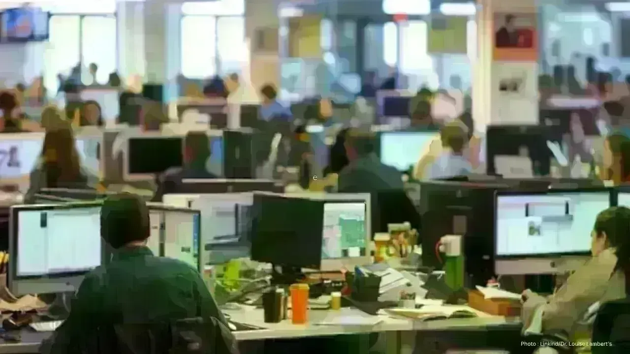 Public Servants Transition Back to Full-Time Office Work