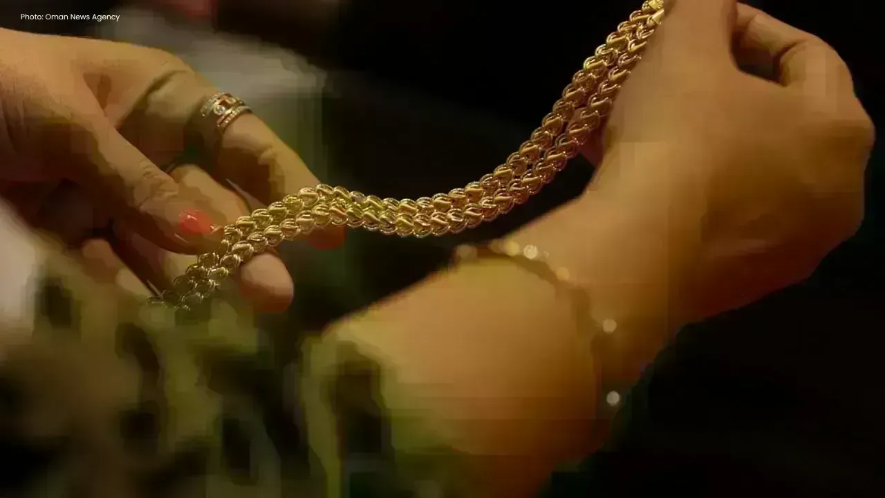 Gold Prices Climb Amidst Weak Dollar and Trump-Xi Dialogue