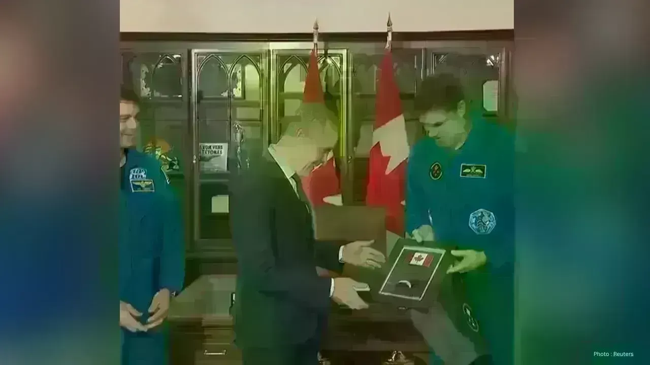 Prime Minister Carney Presents Gifts to Artemis II Astronauts