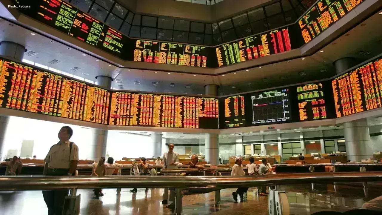 Bursa Malaysia Declines Amid Growing Global Worries