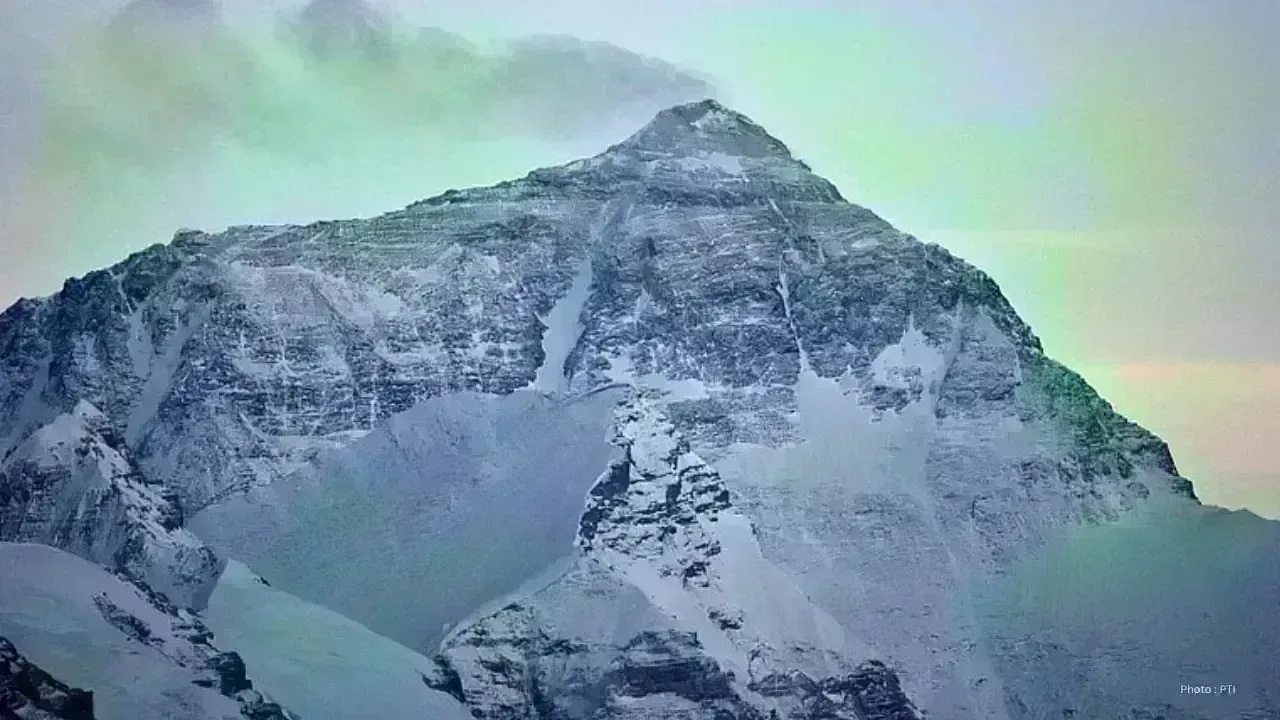 New Record: 274 Climbers Reach Mt Everest Summit in a Day