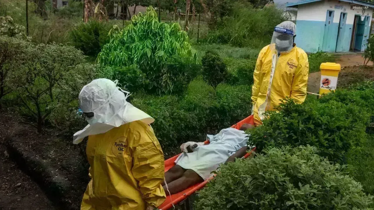 U.S. Expands Ebola Travel Ban to Green Card Holders