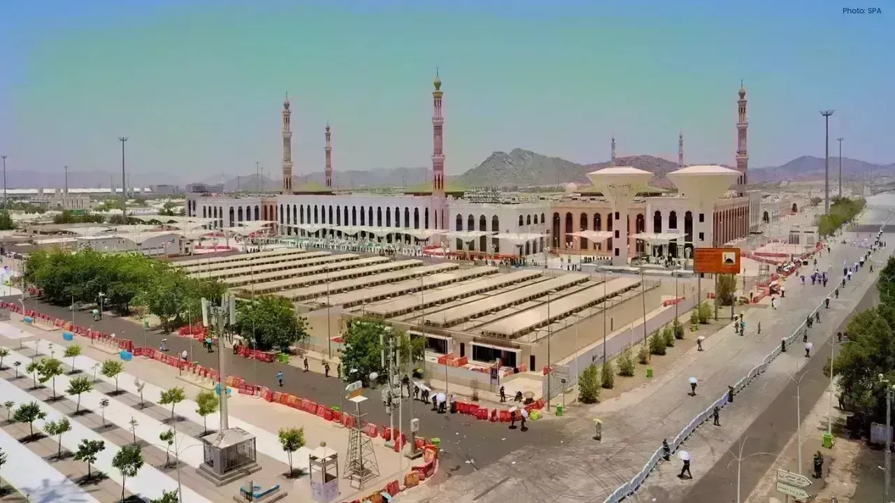 Arafah Day: Pilgrims Gather at Namirah Mosque for Prayers