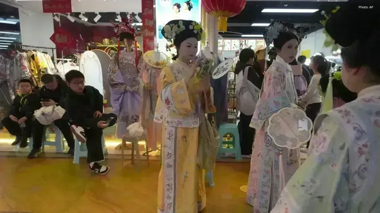Surge in Traditional Costume Tourism Around Beijing's Forbidden City