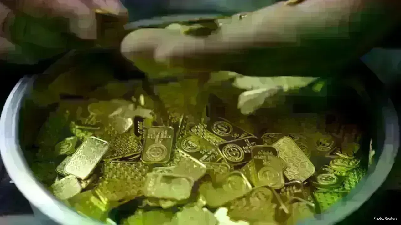 Gold Prices Dip as Middle East Strains Heighten, Investors Eye US Economic Indicators