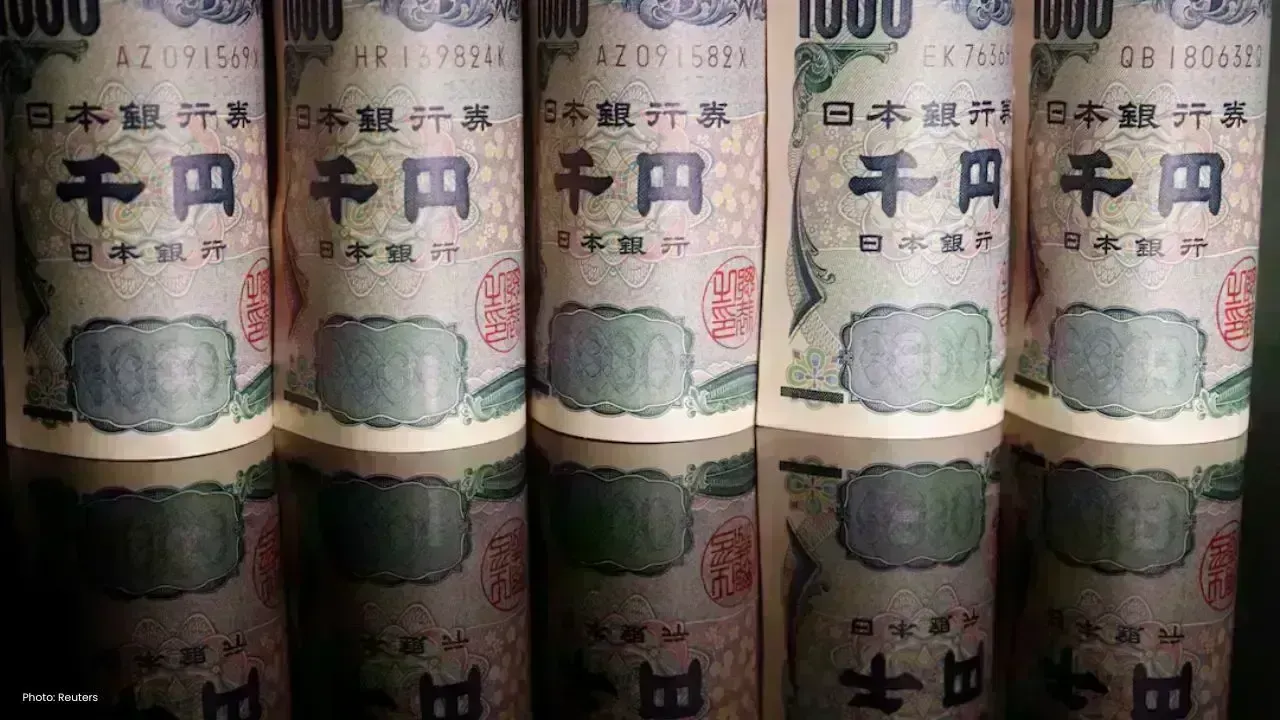 Japanese Yen Plummets to 160: Market Interventions Loom