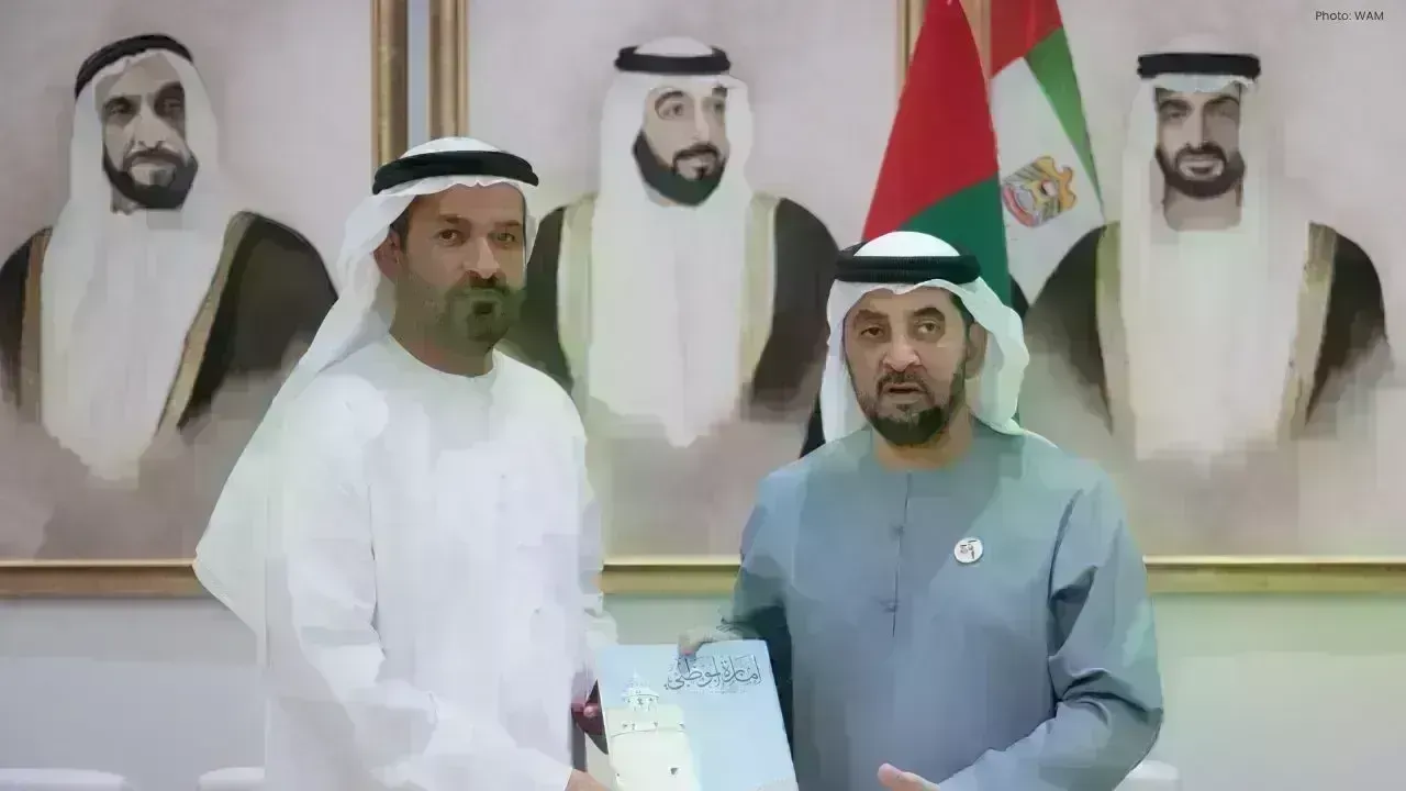 Sheikh Hamdan Receives Abu Dhabi Geography and Heritage Guide