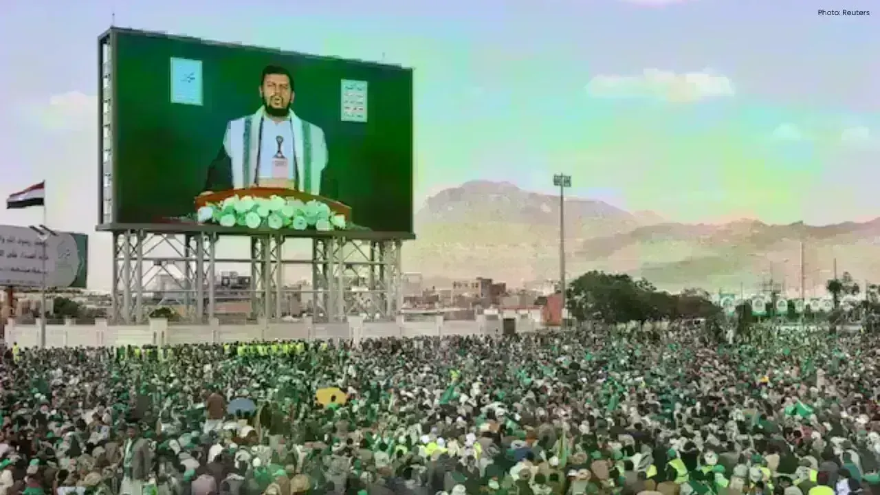 Thousands Rally for Houthis as Abdul-Malik Warns Saudi Arabia