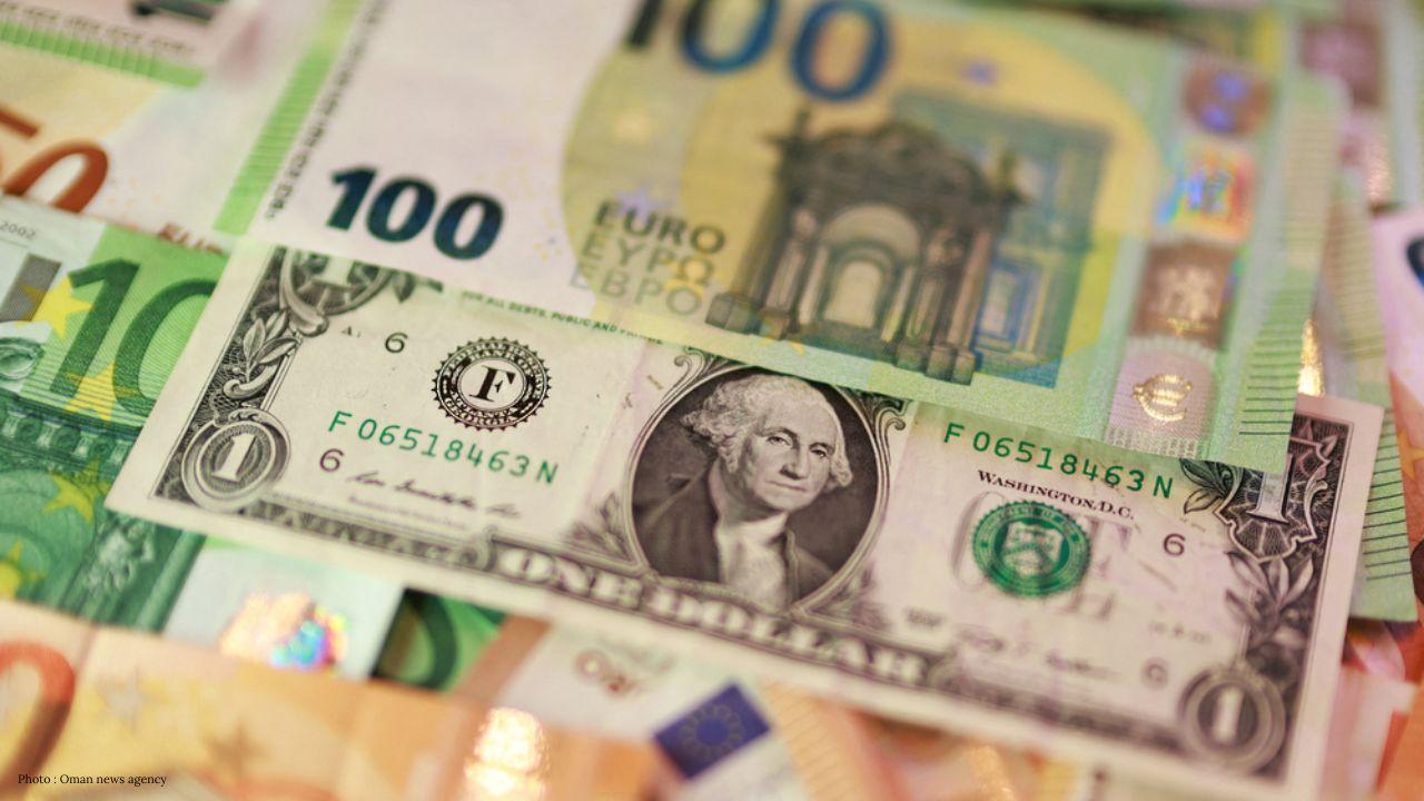 Dollar Rises as Euro Falls in Asian Trading